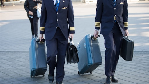 Wat houden KLM-piloten nog over na flinke salarisverlaging?