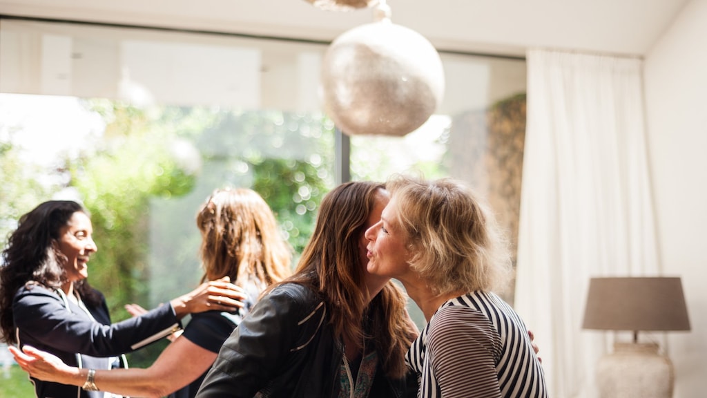 Na corona: 'Handen schudden komt weer terug, drie zoenen geven niet'