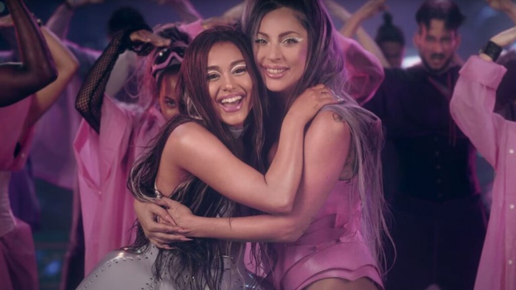 Weergaloze imitatie van Lady Gaga en Ariana