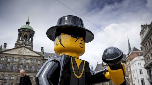 Legobeeld André Hazes op de Dam al vernield