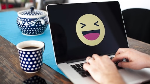 Vrouw ontslagen nadat baas appjes over valse ziekmelding las op werk-pc