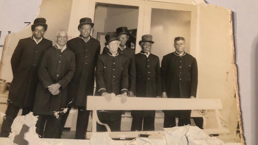 De opa van Ileen, George Leonaard Hoefdraad, helemaal rechts, met zijn collega's van Dragersgroep Marius rust.