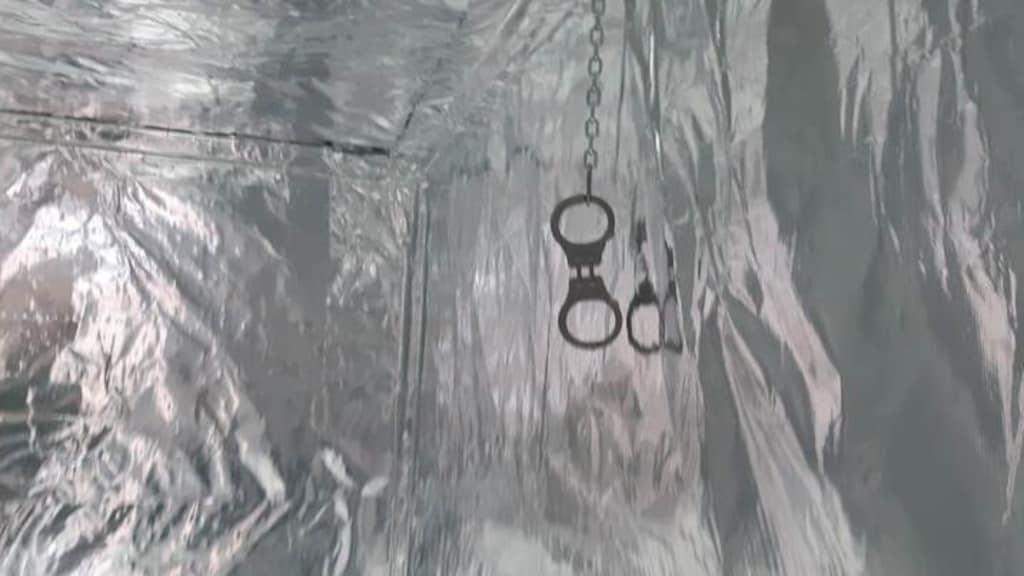 Handboeien aan het plafond.