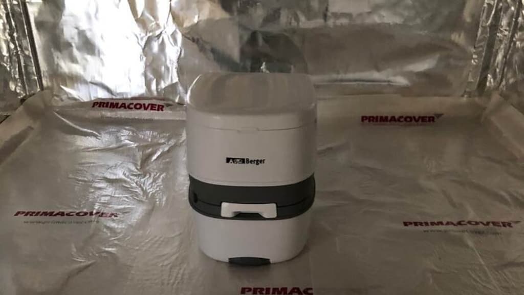 Een chemisch toilet in de martelkamer.