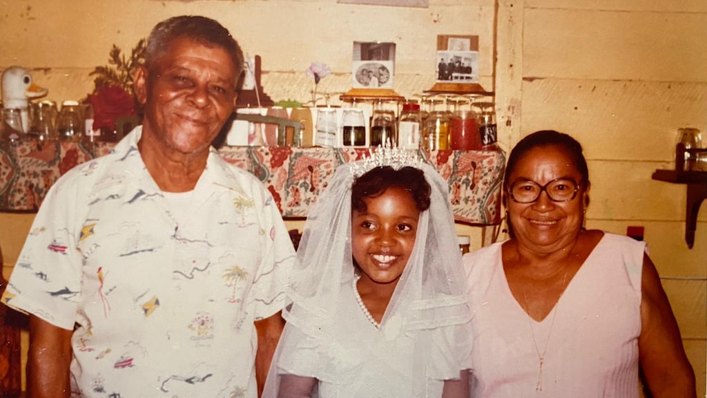 Van links naar recht: Ileens opa, Ileen en haar oma.