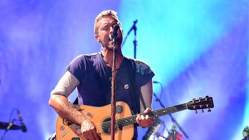 Chris Martin treedt onverwachts op in Britse pub
