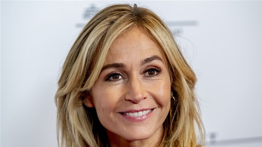 Wendy van Dijk knipt haar lockdownlokken nog een stukje korter