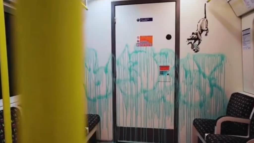 Coronakunstwerk Banksy in metro Londen weggepoetst