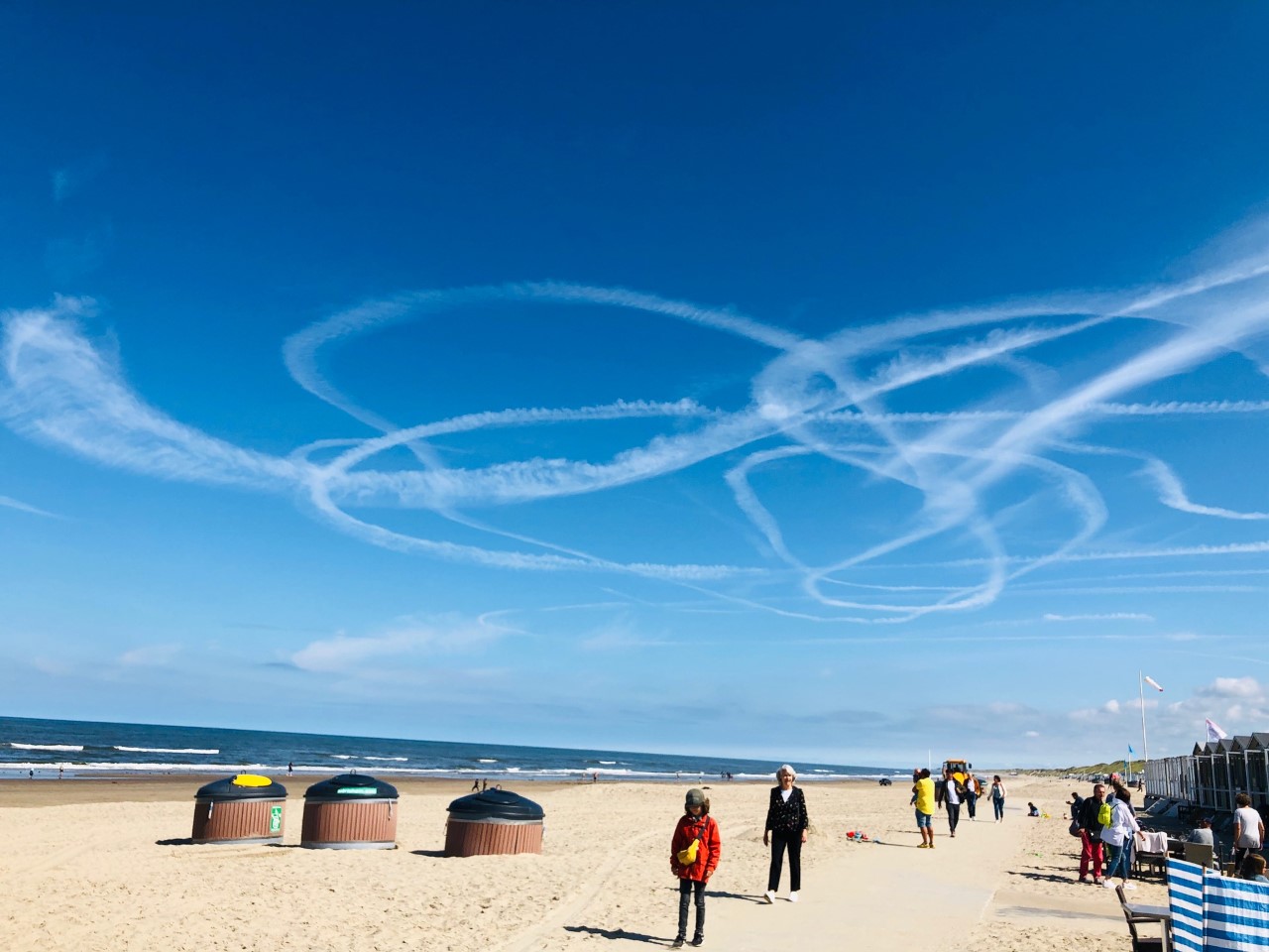 Wirwar aan vliegtuigstrepen in de lucht: 'Nee, piloot was niet dronken'