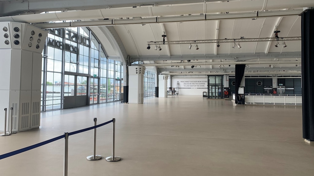 Normaal lopen hier vakantiegangers, nu is het leeg in de cruiseterminal.