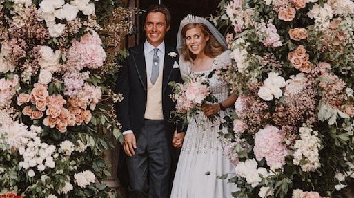 Prinses Beatrice gaf jawoord in jurk en juwelen van oma Elizabeth