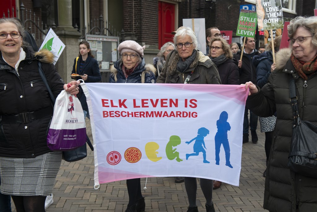 Aanspreken van vrouwen bij abortuskliniek mag verboden worden