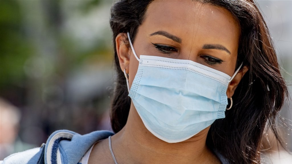 Mondkapje dragen maakt risico op besmetting juist groter, zegt deskundige