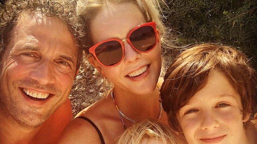 Chantal Janzen viert vakantie en geniet van haar jongens