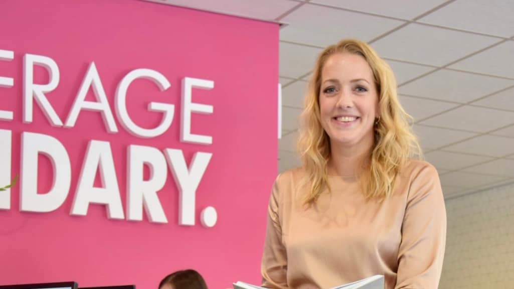 Tara in haar kantoor (mét de roze muren).