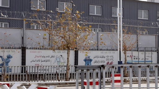 Modemerken onder druk: '1 op 5 kledingstukken van Oeigoerse dwangarbeid'