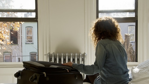 Jana pakt voor de laatste keer de koffer van haar man in