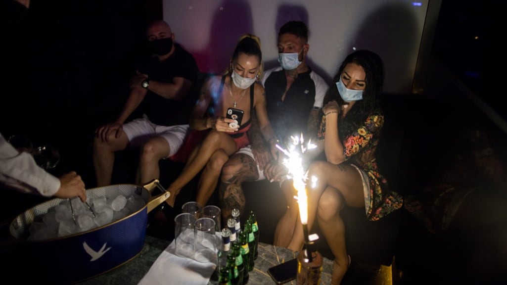 Nachtclubs in Catalonië zijn dicht, in Madrid feesten ze met een mondkapje op.