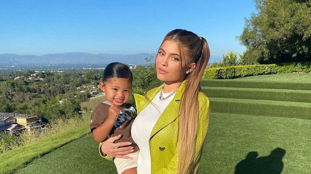 Kylie Jenner springt uit de ban en geeft dochter paard van 2 ton