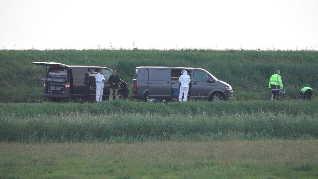 Politie onderzoekt vier auto's na dood meisje (14) in Marken