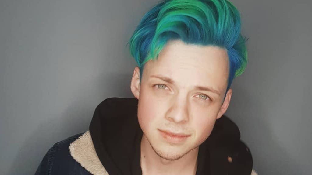 Hjalmar met blauw haar.