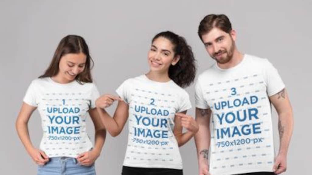 Dropshippers kunnen hun eigen logo op de shirts van deze mensen 'bedrukken'.