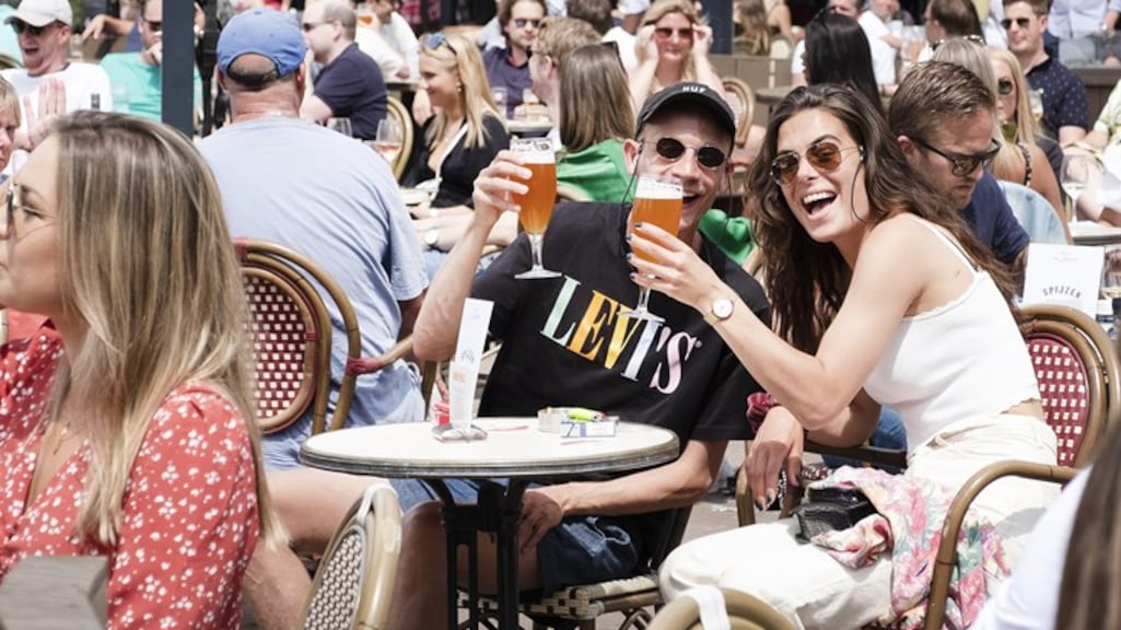 Dansen, knuffelen, zoenen: 1 op de 3 jongeren houdt tijdens uitgaan geen afstand