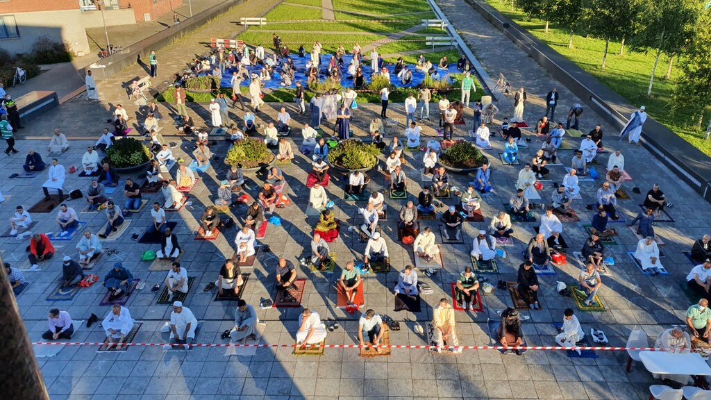 Vanmorgen bij de Essalam Moskee in Rotterdam