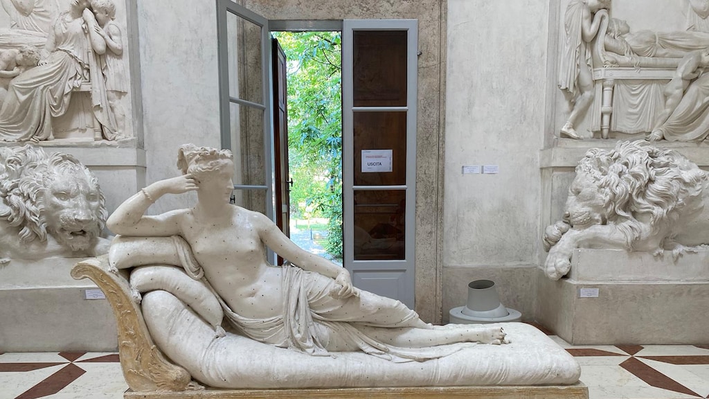 Man gaat op kunstwerk zitten voor selfie en breekt twee tenen af