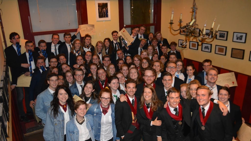 Eerstejaars van de studentenvereniging NSR, kort na de installatie