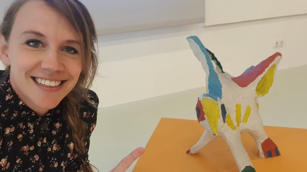 Verslaggever Lonneke laat zien hoe dichtbij ze kan komen in het Stedelijk Museum in Schiedam