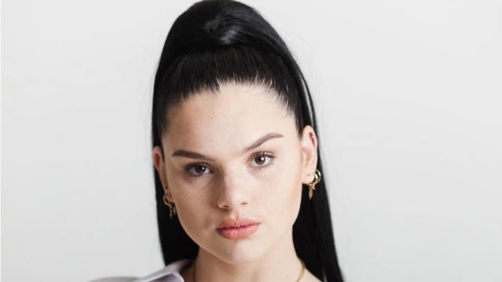 Famke Louise kreeg duizenden euro's voor coronacampagne: 'Stort geld maar terug'