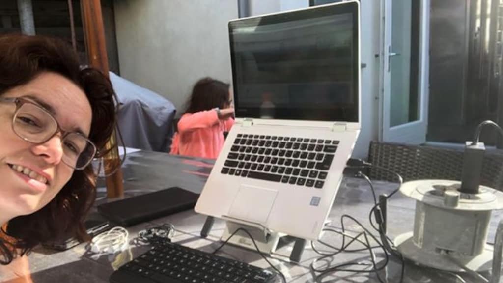 De thuiswerkplek van Anne in haar tuin