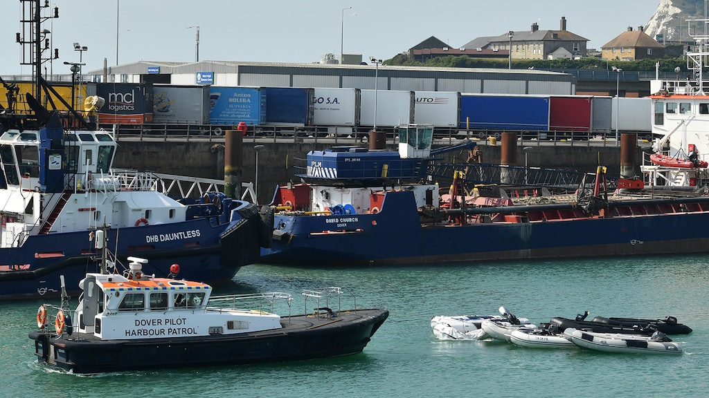 Rubberbootjes die migranten hebben gebruikt worden weggesleept.
