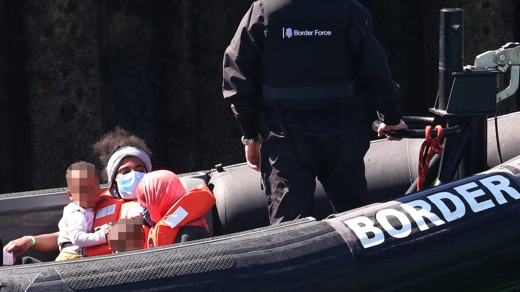 Een moeder en haar twee kinderen zijn opgepikt door de Britse grenspolitie