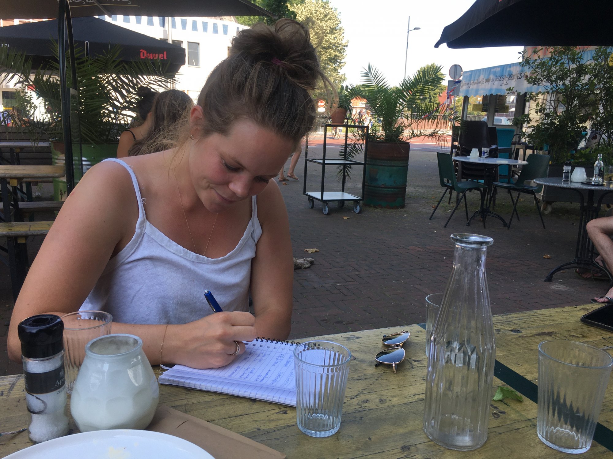 Persoonsgegevens opschrijven in een schriftje