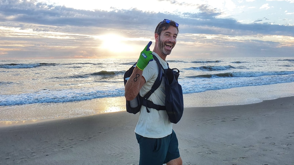 Daan loopt 260 kilometer langs de kust om zwerfafval op te ruimen