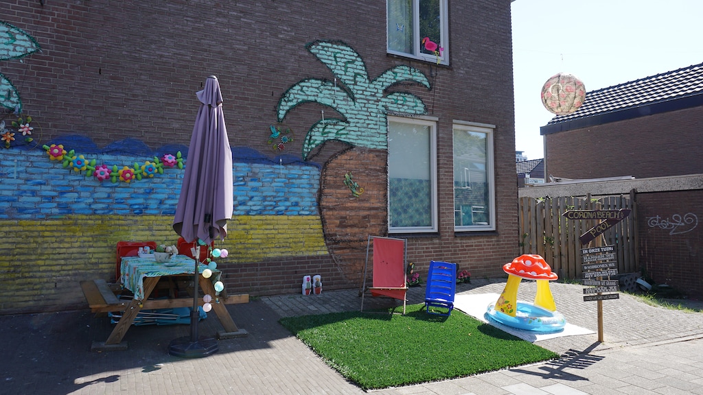 Een vrolijk strandje bij een woning in Klarendal.