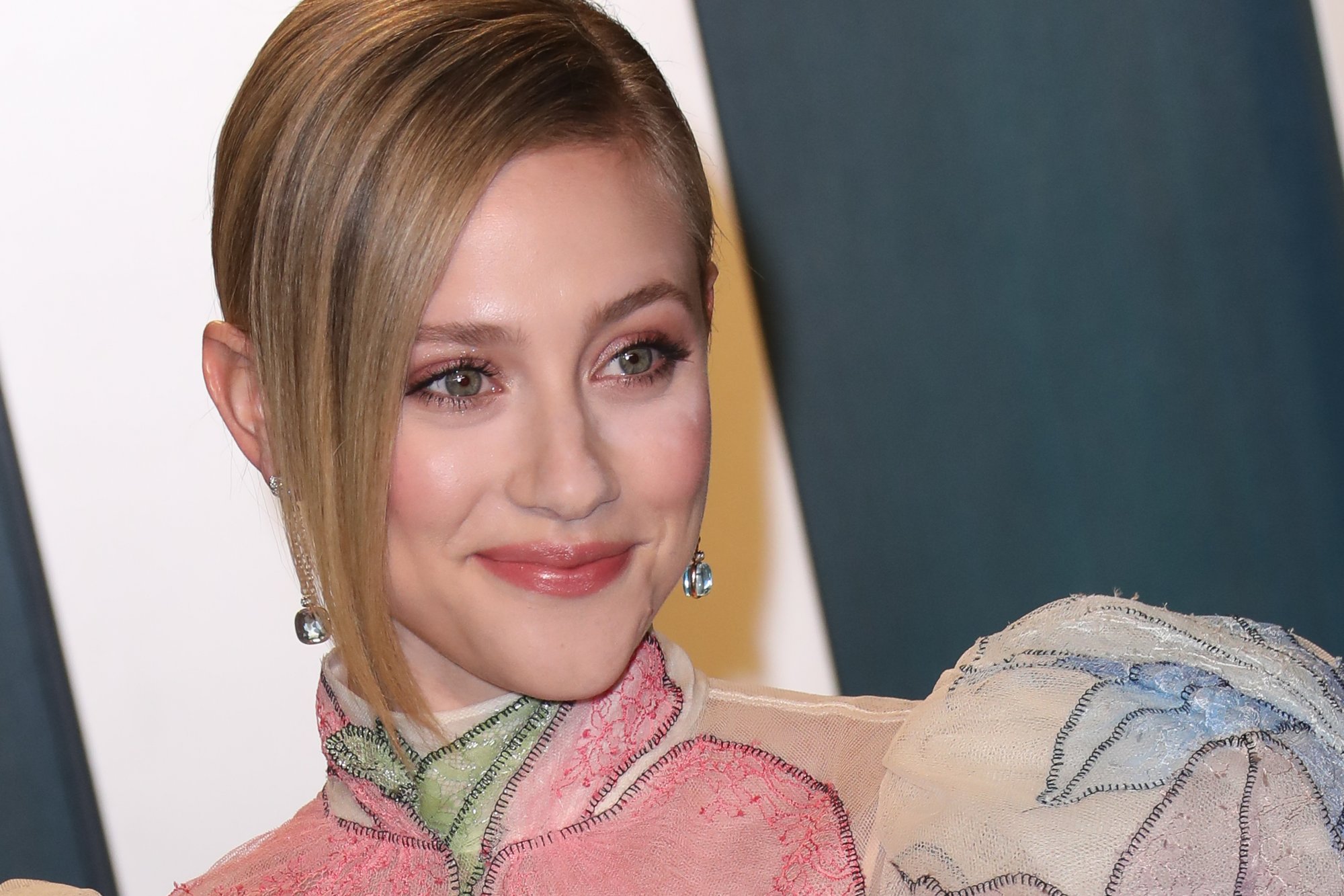Lili Reinhart heeft endometriose: 'Laat een arts niet je pijn bagatelliseren'