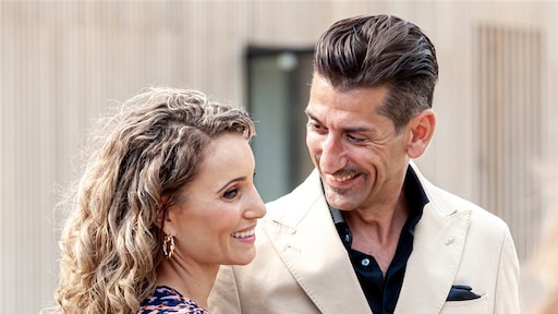 Danny Vera deelt beginnend babybuikje van zijn vrouw