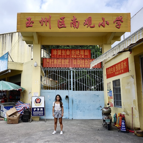 Xiangxia terug bij de school waar ze vlakbij te vondeling werd gelegd.