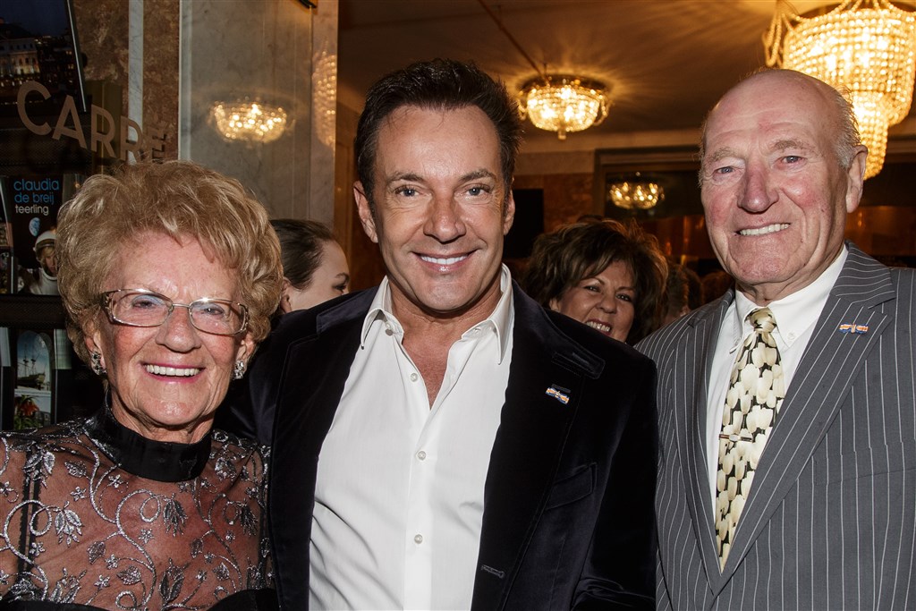 Gerard Joling en moeder Janny nemen afscheid van geliefde Cor RTL