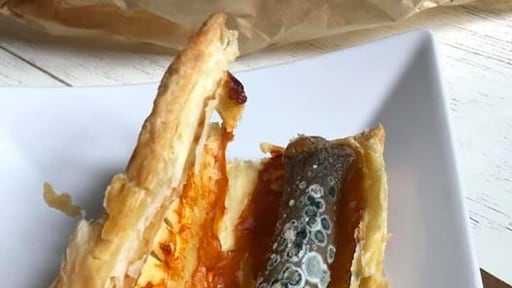 Roxana kocht beschimmeld frikandelbroodje: 'Echt goor'