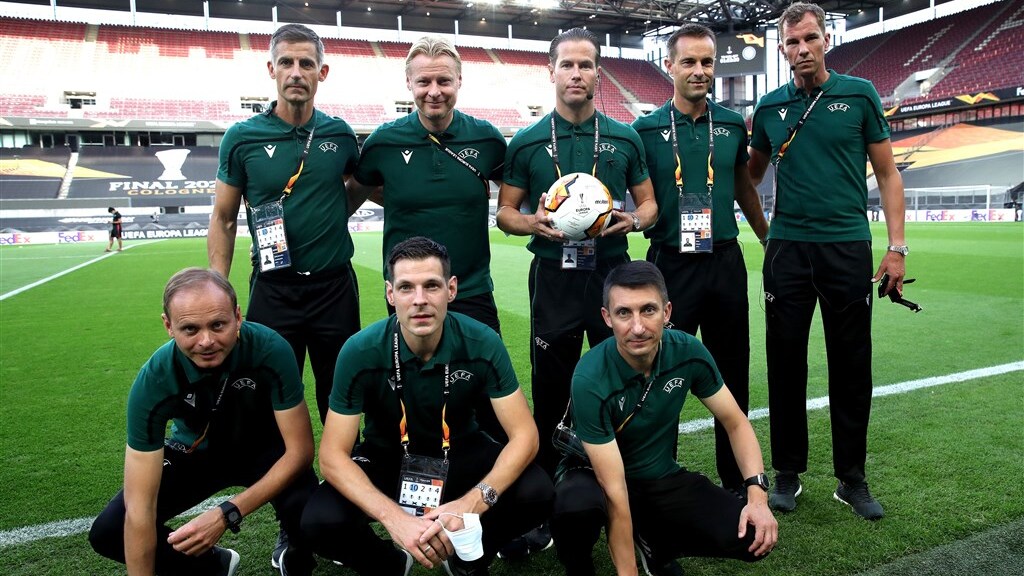 Danny Makkelie (met bal) en zijn assistenten voorafgaand aan de Europa League-finale tussen Sevilla en Internazionale.