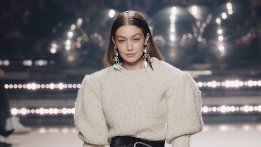 Gigi Hadid showt groeiende babybuik op nieuwe zwangerschapsfoto's