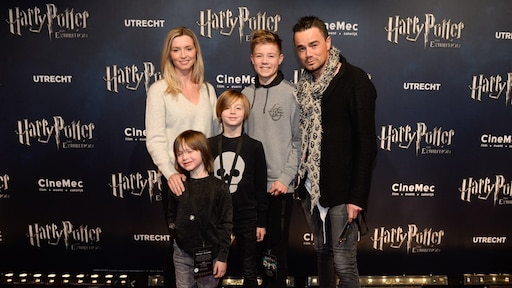 Dean Woesthoff lijkt sprekend op Guusje Nederhorst op deze foto