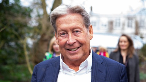 Hans Kazàn viert mijlpalen uitbundig na gezondheidsproblemen