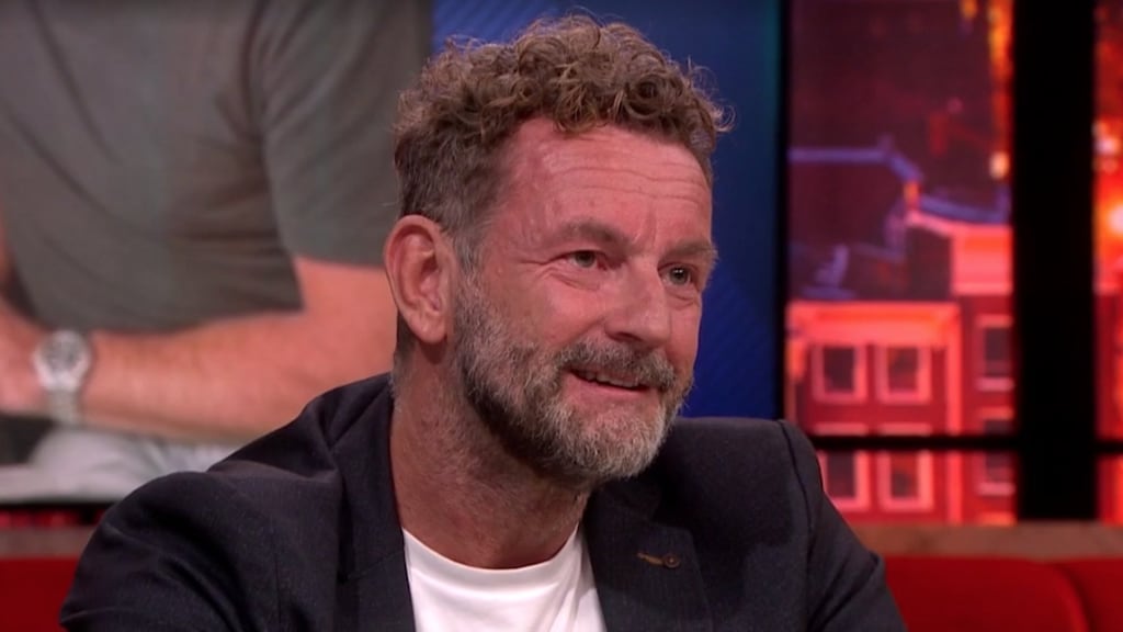 Kluun laat tranen vloeien door roman aan zijn zus op te dragen