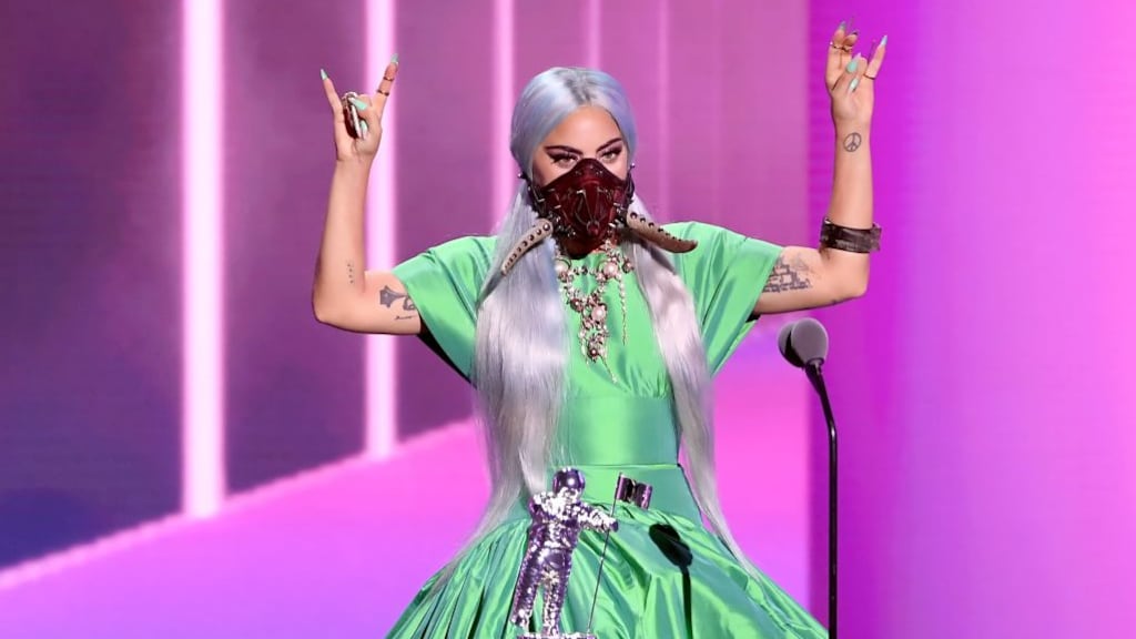 Lady Gaga draagt extravagante mondkapjes op VMA'S