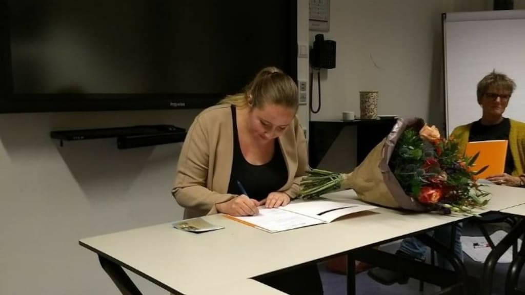 Froukje tijdens haar propedeuse-uitreiking van de hbo-opleiding ervaringsdeskundige, die ze ook heeft afgerond.